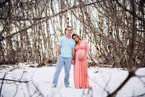 Amy McKinlay Photography offers  maternity sessions on location