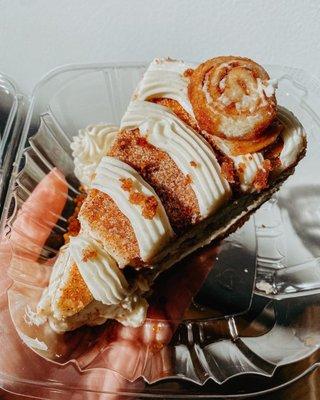 Cinnamon roll cheesecake