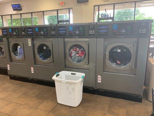 Cleanest and nicest laundry mat I have ever been to! Patricia the laundry attendant was super nice and helpful!!