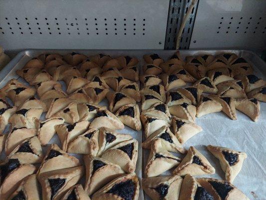 The aforementioned tray of poppy seed hamantashen.