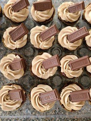 Death by chocolate mini cheesecakes with chocolate Swiss meringue buttercream