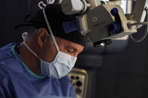 Dr. Silverman performing Cataract Surgery in New Jersey.