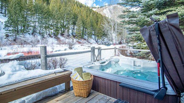 Luxury Riverfront Home Flyfish & Walk to Ski