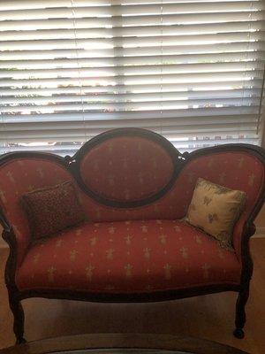 Victorian Love Seat
 954 913 9700