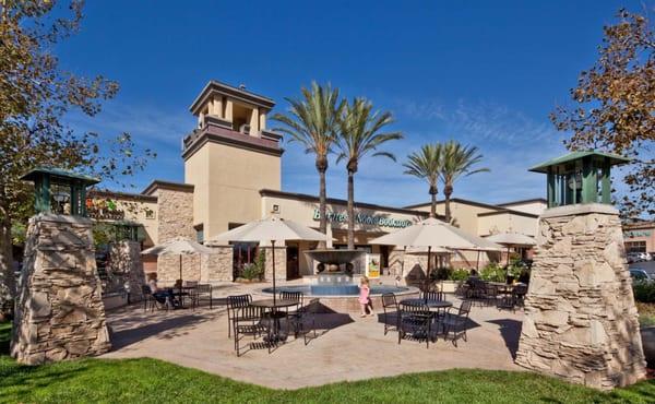 Barnes & Noble / Fountain Courtyard