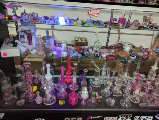 Clean shop, nice atmosphere, friendly staff, and a great selection of glass