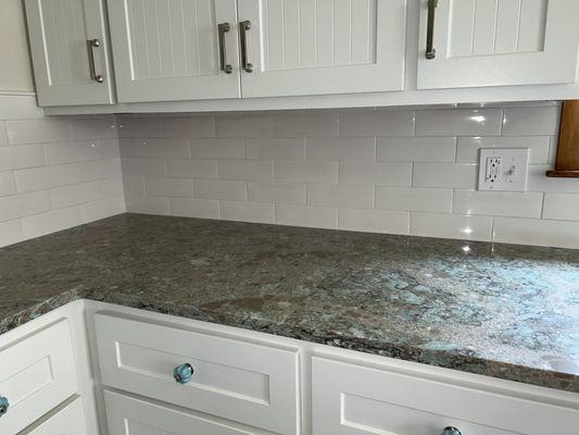 3x9 Gloss white backsplash with laticrete dazzle grout