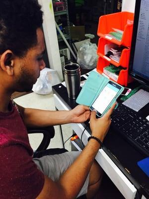 The software guru Mohamed, checking the carrier and to see if it can be unlocked.