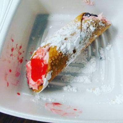 Omg this cannoli was the best cannoli I've ever tasted.