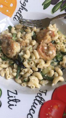 Who doesn't love Mac & Cheese! We spiced It up with shrimp and vegetables.