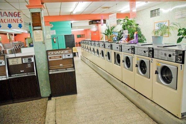 Holland's 24 Hour Laundromat Inside 4