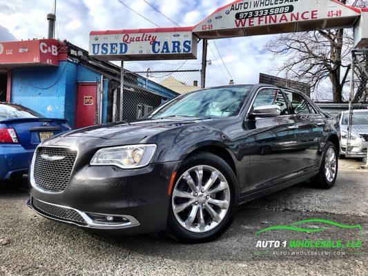 2018 Chrysler 300 Limited edition, AWD, leather, Navigation and clean car fax