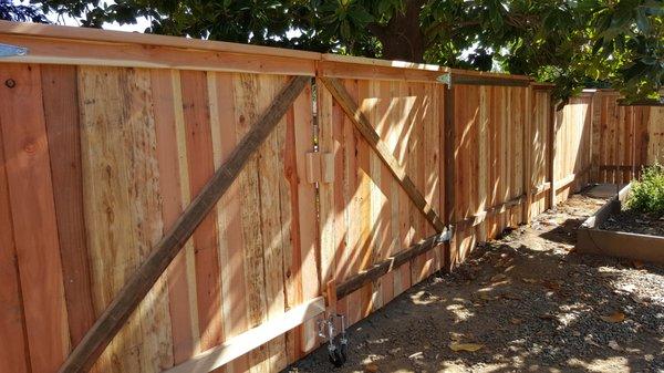 Redwood Top Capped Fence with Galvanized Steel Z-Posts - Folsom, CA