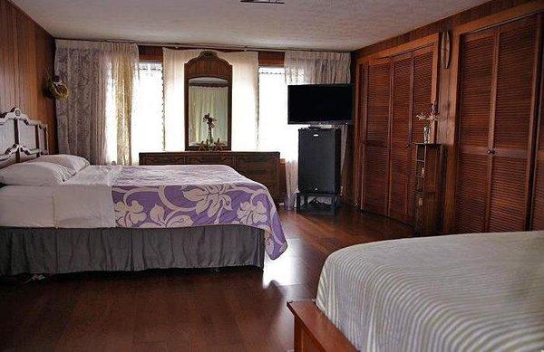 Executive Family Studio with private lanai in Hilo Town.  Can accommodate up to 5 guests. Call (808) 981-1818 to reserve.