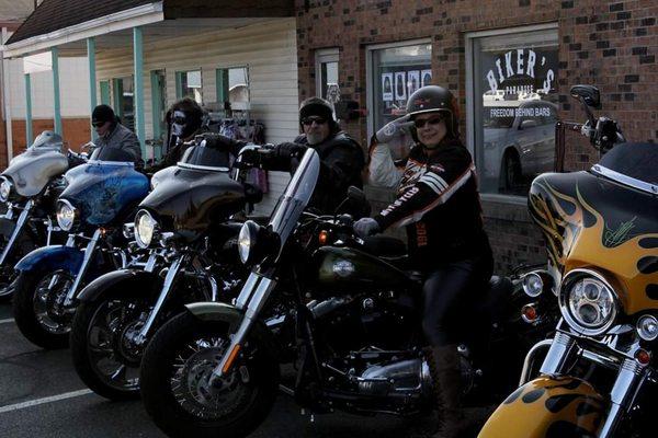 Look at all these friendly bikers!