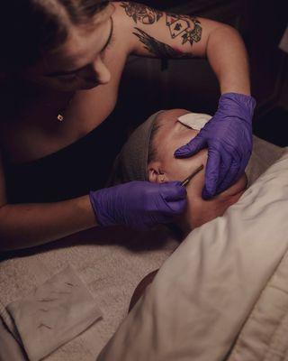 Dermaplaning facial