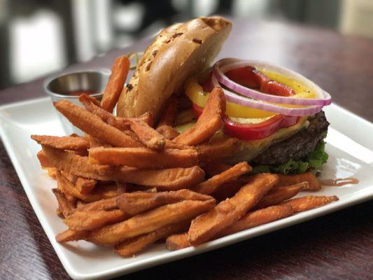 Hawaiian burger with sweet potato fries. 夏威夷汉堡包配番薯条。