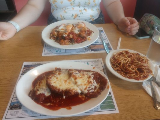 Veal parmesan and spaghetti. Chicken Giordano. Both were very good.