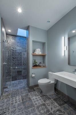 Modern curbless shower