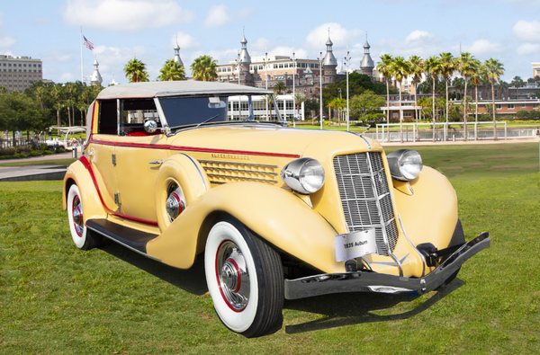 1935 Auburn on display