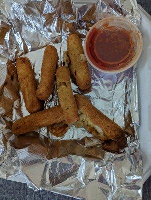 6 mozzarella sticks with marinara sauce