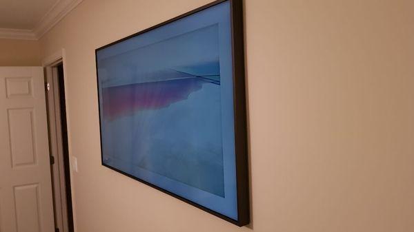 Frame tv flat mounted to the wall