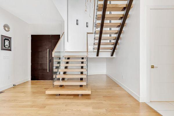 Modern floating stairs in Potomac: Minimalist design, sleek materials, innovative construction adding architectural elegance