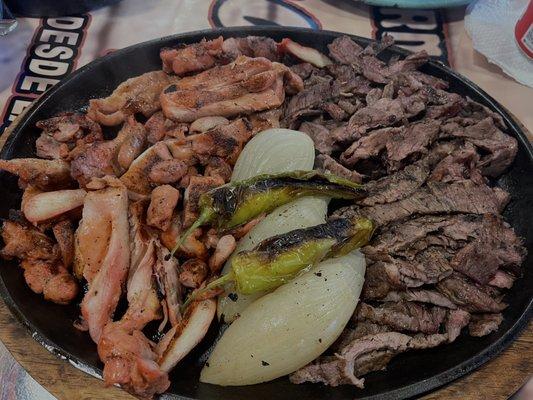 Parrillada with Chicken and beef fajitas