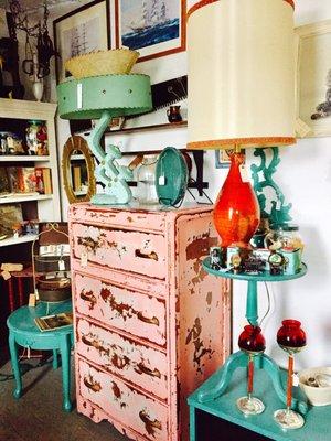 Fantastic lamps, fabulous vintage decor, lots of variety of merchandise.