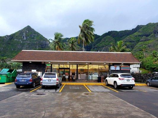 The 76 Gas Station connected with this 7-Eleven Store in Kaaawa.