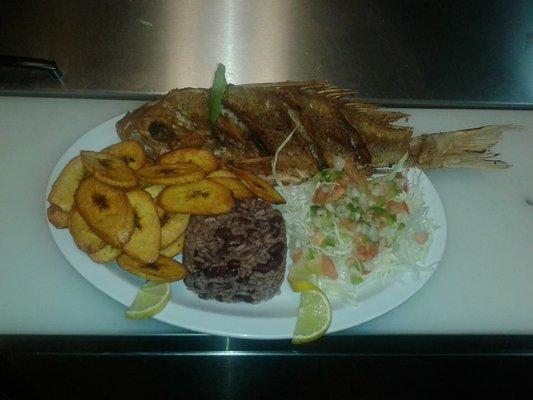 Pescado Frito Con Arroz Congri, Tajadas de Platano, y Ensalada de Repollo