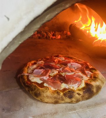 Circle of crust with fresh mozzarella and prosciutto