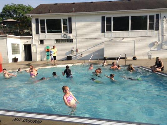 Shallow entrance area to pool for younger kids