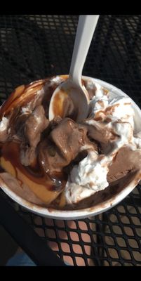 petey's peanut butter chocolate sundae