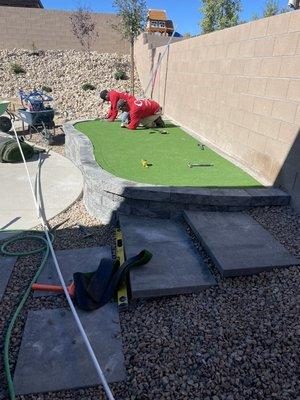 Raised putting green