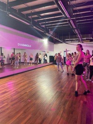 Sooo many beautiful, fun and empowered ladies!!!!!!! Best dance class I've ever taken in Jax. Best vibes.