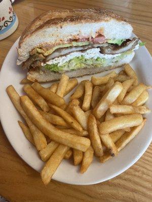 Cemita de milanesa de pollo con  frijoles refritos quesillo mayonesa lechuga tomate aguacate y chipotle  10/10