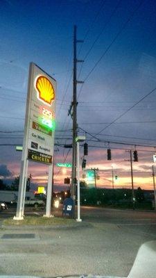 Weekly fill up and a beautiful sunset! #shell #paddockroad #friday @yelpcincy #fuelrewards