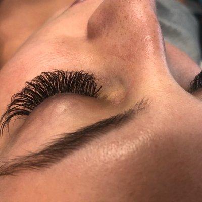 Example of cat-eye lash extensions