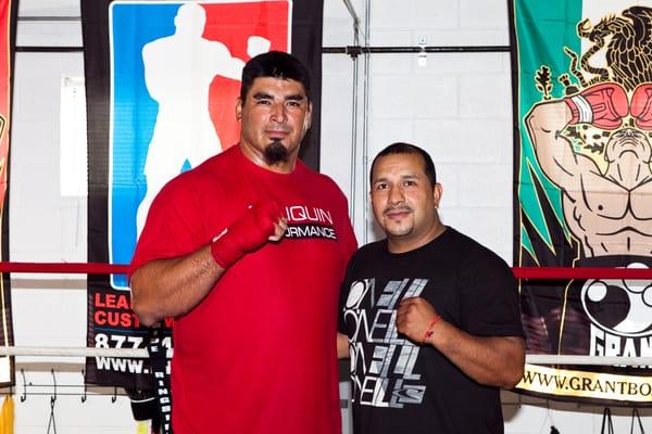 training Chicago Bears center Roberto Garza