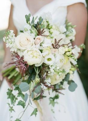 Rixey Manor's own Isadora & her English Garden bouquet by Good Earth Flowers, Sweet Tea Photography, featured in Washingtonian Bride & Groom