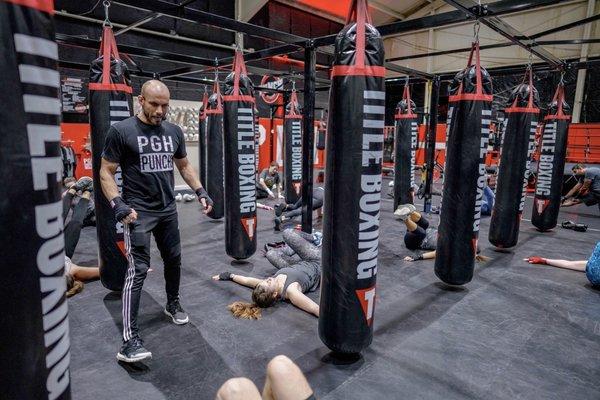 Coach Sibe working abs in the Punch Bag class