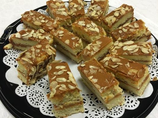 Caramel almond cakes