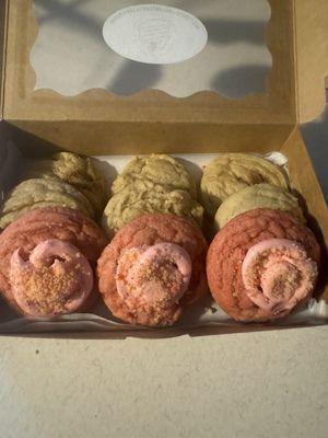 Mixed dozen: snickerdoodle and strawberry