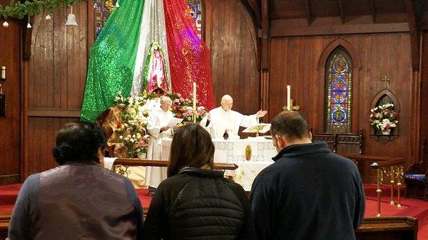 La congregación de Nuestra Señora de Guadalupe en la Iglesia Trinity Episcopal Cathedral