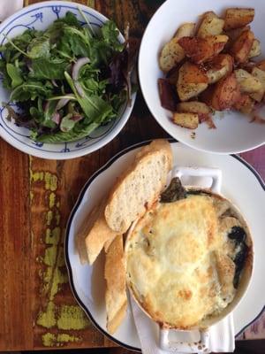 Baked Eggs with artichokes .