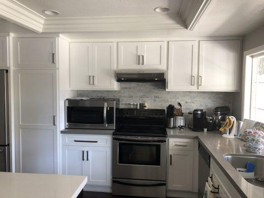 Before photo of the kitchen. Work area was hood above the stove