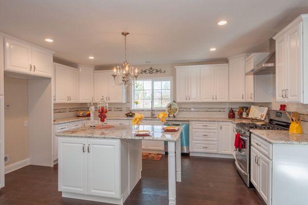 white shaker cabinet with white galaxy granite