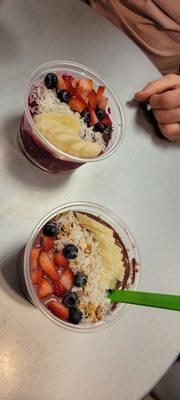 Pitata bowl and acai bowl with whey protein