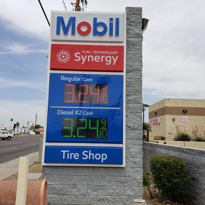 Mobil Price Sign